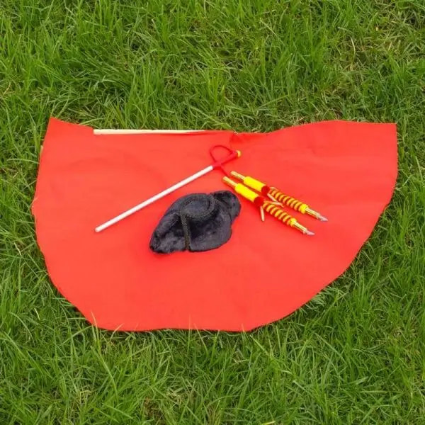 Conjunto De Muleta De Niño Con Ayuda , Banderillas Y Montera